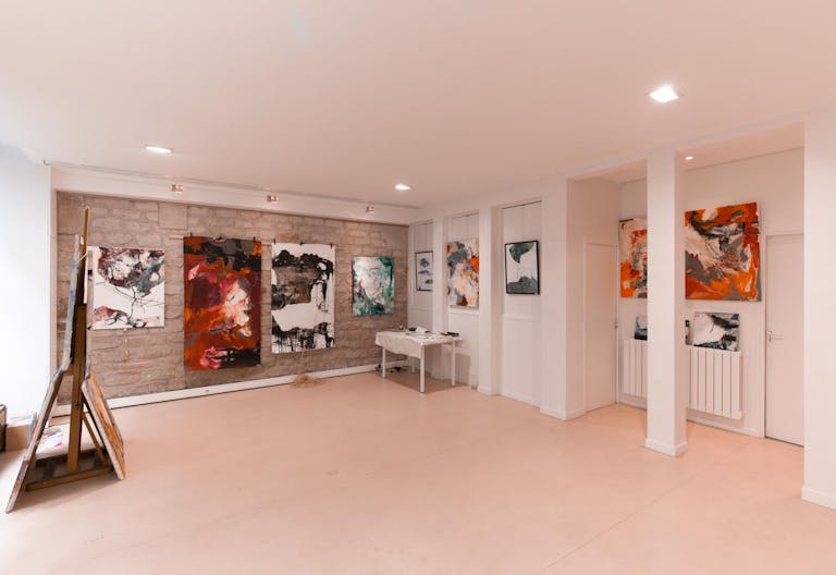 Large Showroom in Enfants-Rouges - Image 2