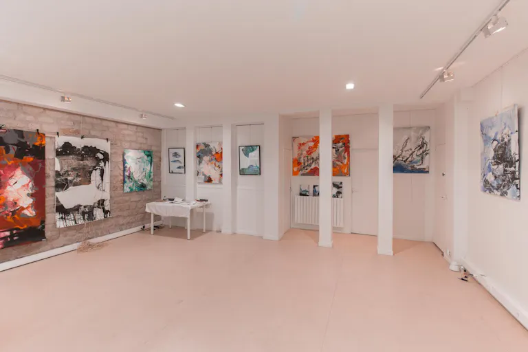 Large Showroom in Enfants-Rouges - Image 3