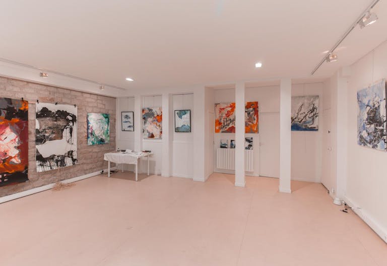 Large Showroom in Enfants-Rouges - Image 3