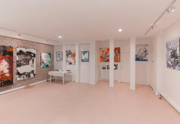 Large Showroom in Enfants-Rouges - Image 3