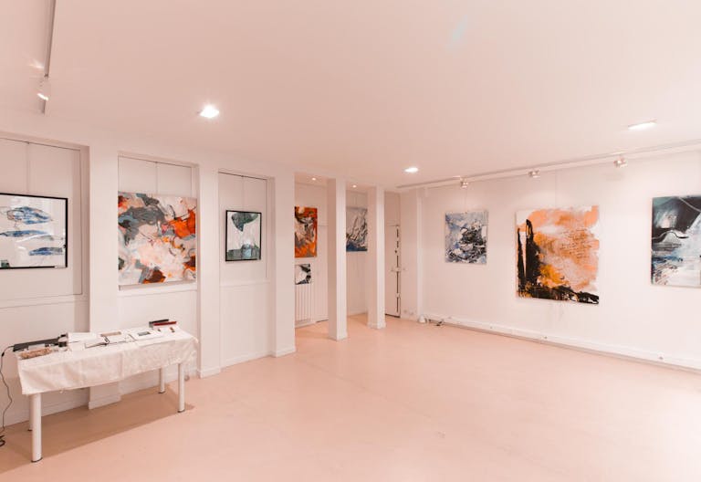 Large Showroom in Enfants-Rouges - Image 4