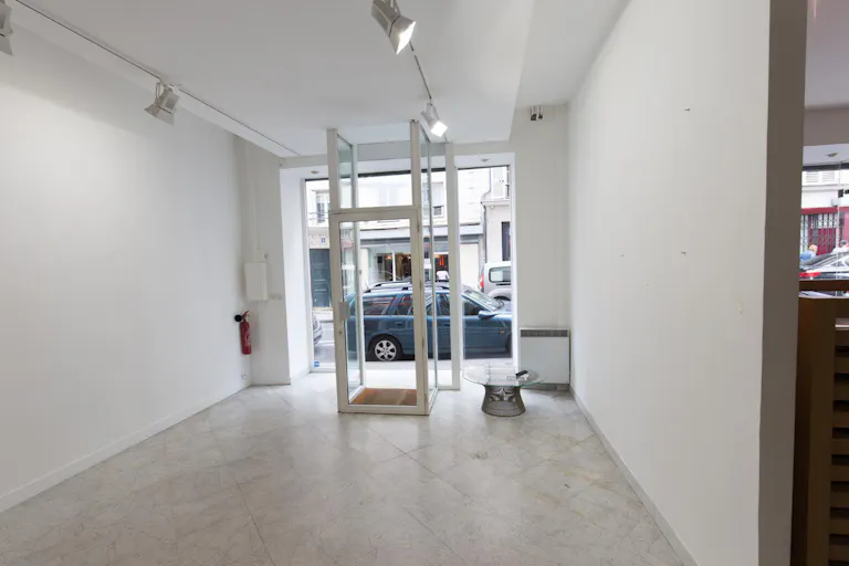 Rustic Showroom in Le Marais - Image 2