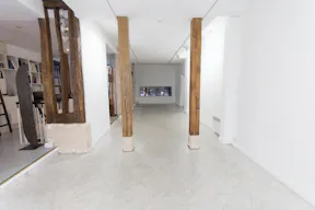 Rustic Showroom in Le Marais - Image 3