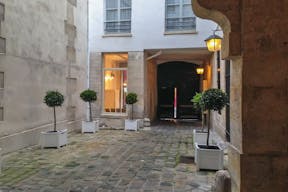 Historic Pop Up Store in Châtelet-les-Halles - Image 33