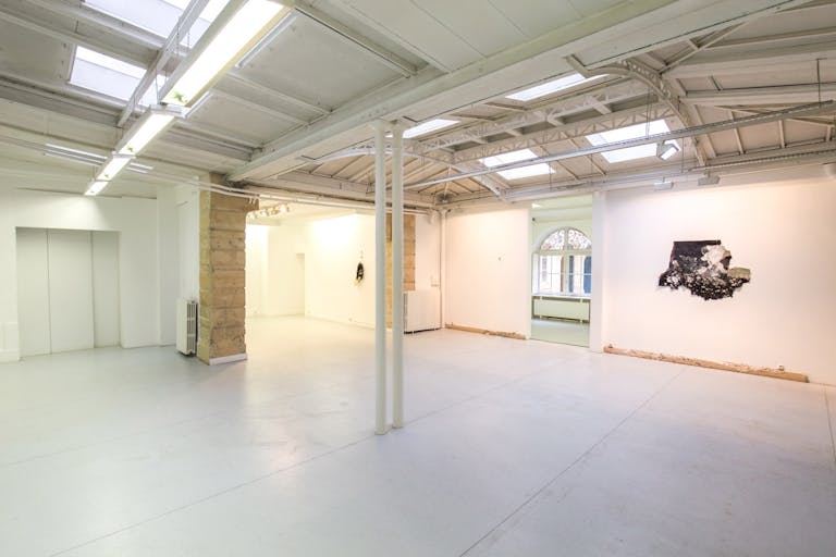 Showroom in Bustling Beaubourg - Image 2