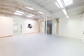 Showroom in Bustling Beaubourg - Image 4