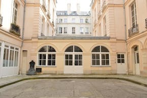 Showroom in Bustling Beaubourg - Image 6