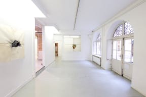 Showroom in Bustling Beaubourg - Image 8