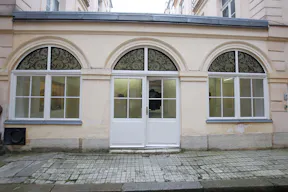 Showroom in Bustling Beaubourg - Image 9