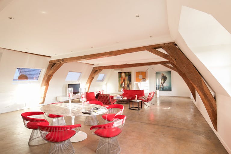 Place des Vosges Showroom - Image 1