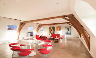 Place des Vosges Showroom - Image 1