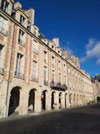 Place des Vosges Showroom - Image 2