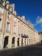 Place des Vosges Showroom - Image 2