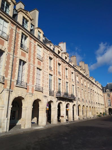 Place des Vosges Showroom - Image 2