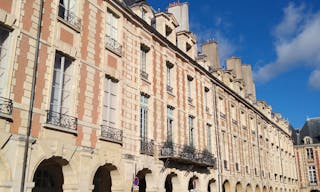 Place des Vosges Showroom - Image 2