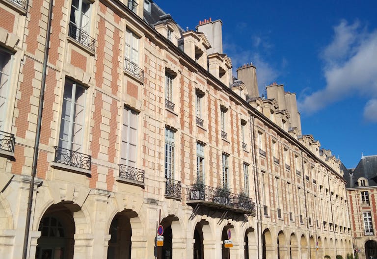 Place des Vosges Showroom - Image 2