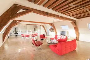 Place des Vosges Showroom - Image 3