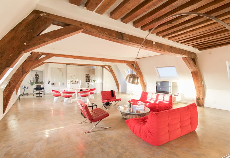 Place des Vosges Showroom - Image 3