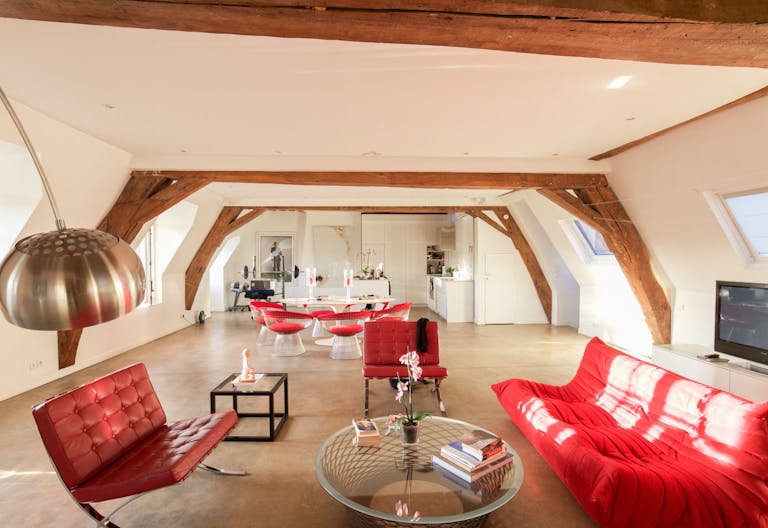 Place des Vosges Showroom - Image 4