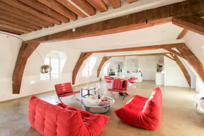 Place des Vosges Showroom - Image 5
