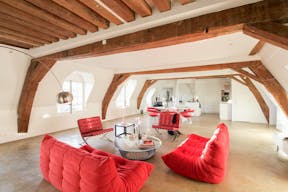 Place des Vosges Showroom - Image 5