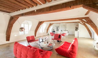 Place des Vosges Showroom - Image 5