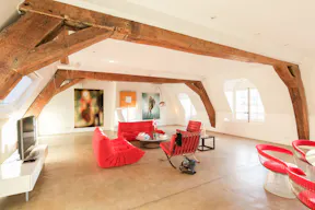 Place des Vosges Showroom - Image 6