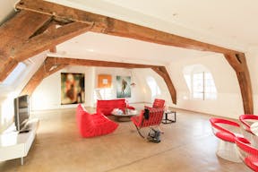 Place des Vosges Showroom - Image 6