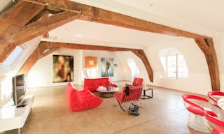 Place des Vosges Showroom - Image 6