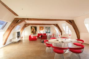 Place des Vosges Showroom - Image 8