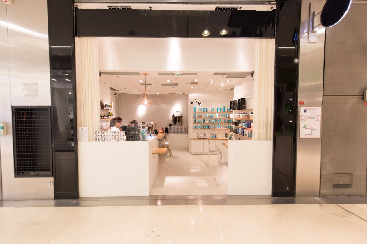 Modern Pop-Up Store in Châtelet - Image 2