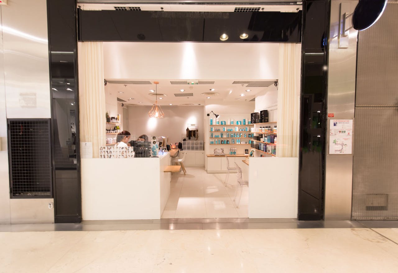 Modern Pop-Up Store in Châtelet - Image 2