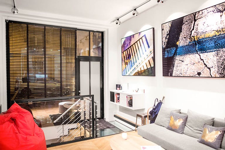 Modern Showroom in La Muette - Image 1