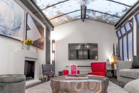 Modern Showroom in La Muette - Image 2