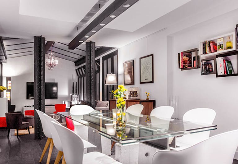 Modern Showroom in La Muette - Image 4