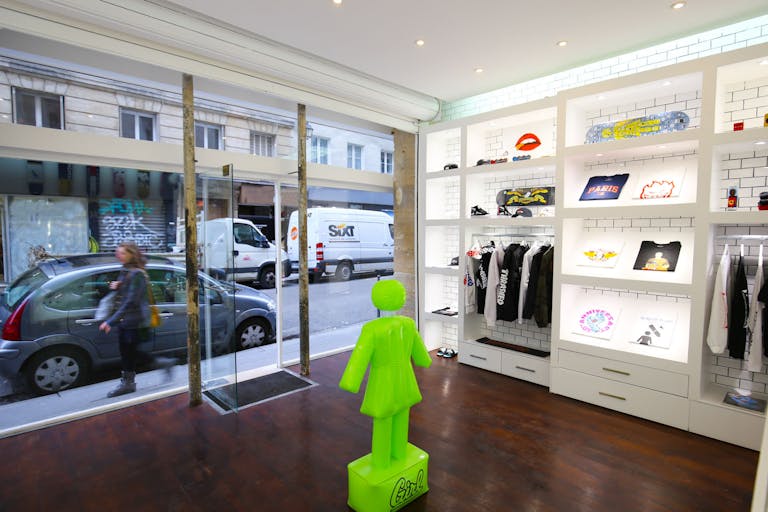 Pop-Up Store Close to Temple - Image 0