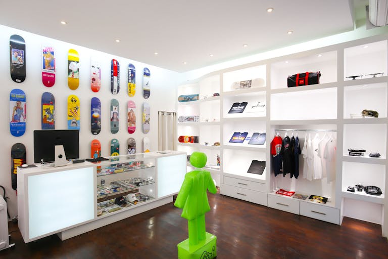 Pop-Up Store Close to Temple - Image 3