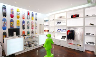 Pop-Up Store Close to Temple - Image 3