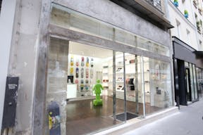 Pop-Up Store Close to Temple - Image 4