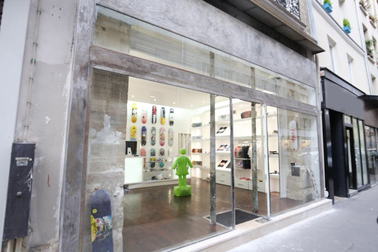 Pop-Up Store Close to Temple - Image 4