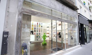 Pop-Up Store Close to Temple - Image 4