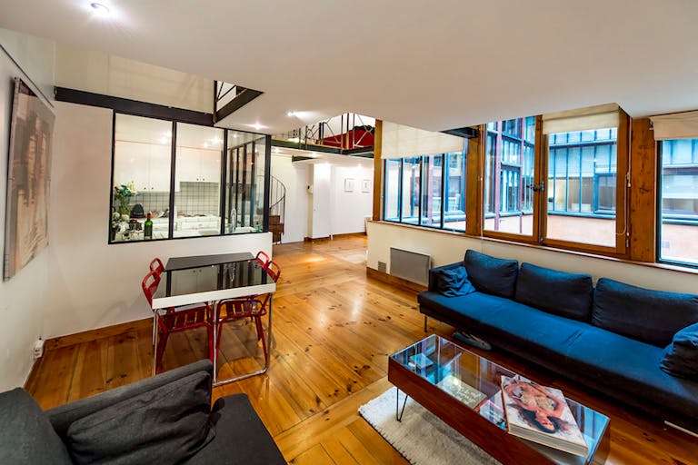 Unique Showroom in Ternes - Image 1