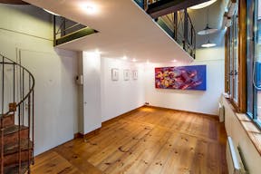 Unique Showroom in Ternes - Image 2