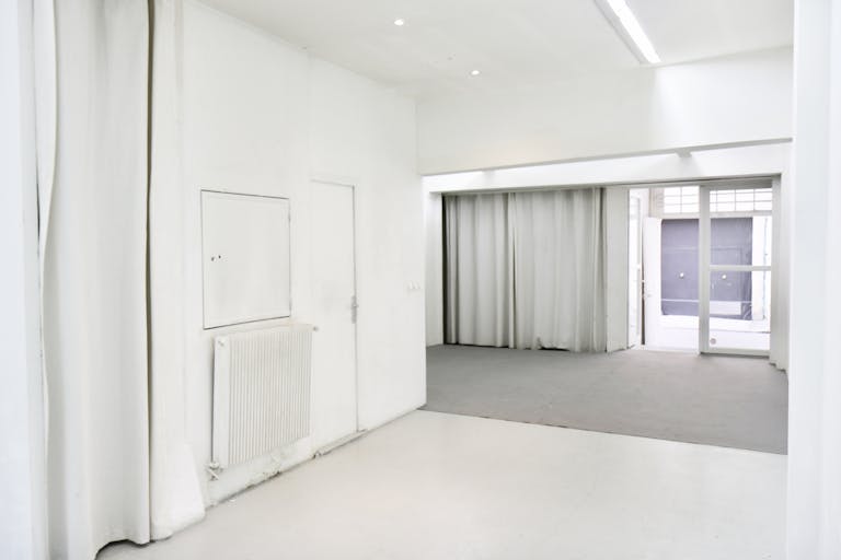 White-Washed Gallery In Vibrant Le Marais - Image 0