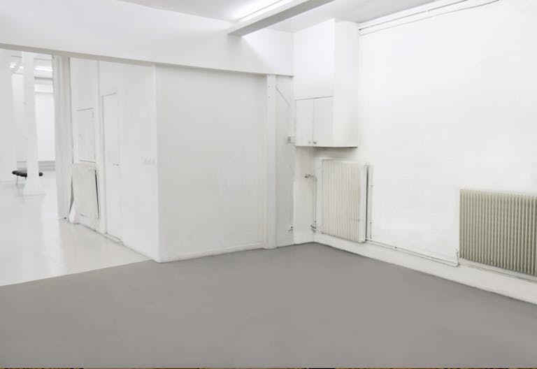 White-Washed Gallery In Vibrant Le Marais - Image 1