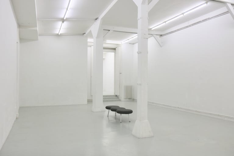 White-Washed Gallery In Vibrant Le Marais - Image 3
