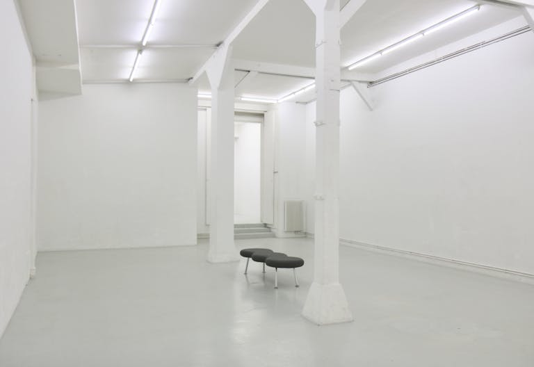 White-Washed Gallery In Vibrant Le Marais - Image 3