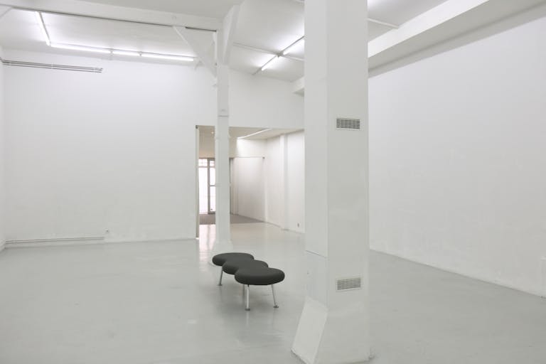 White-Washed Gallery In Vibrant Le Marais - Image 4
