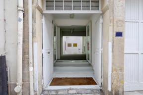 White-Washed Gallery In Vibrant Le Marais - Image 5