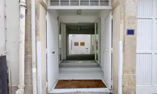 White-Washed Gallery In Vibrant Le Marais - Image 5